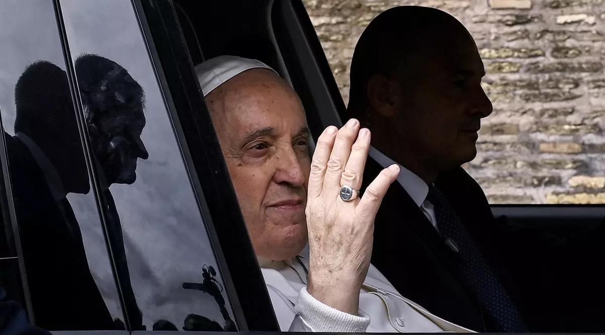 Papa Francisc, după ce a fost externat: „Sunt încă în viață”. Mâine va conduce slujba catolică de Florii