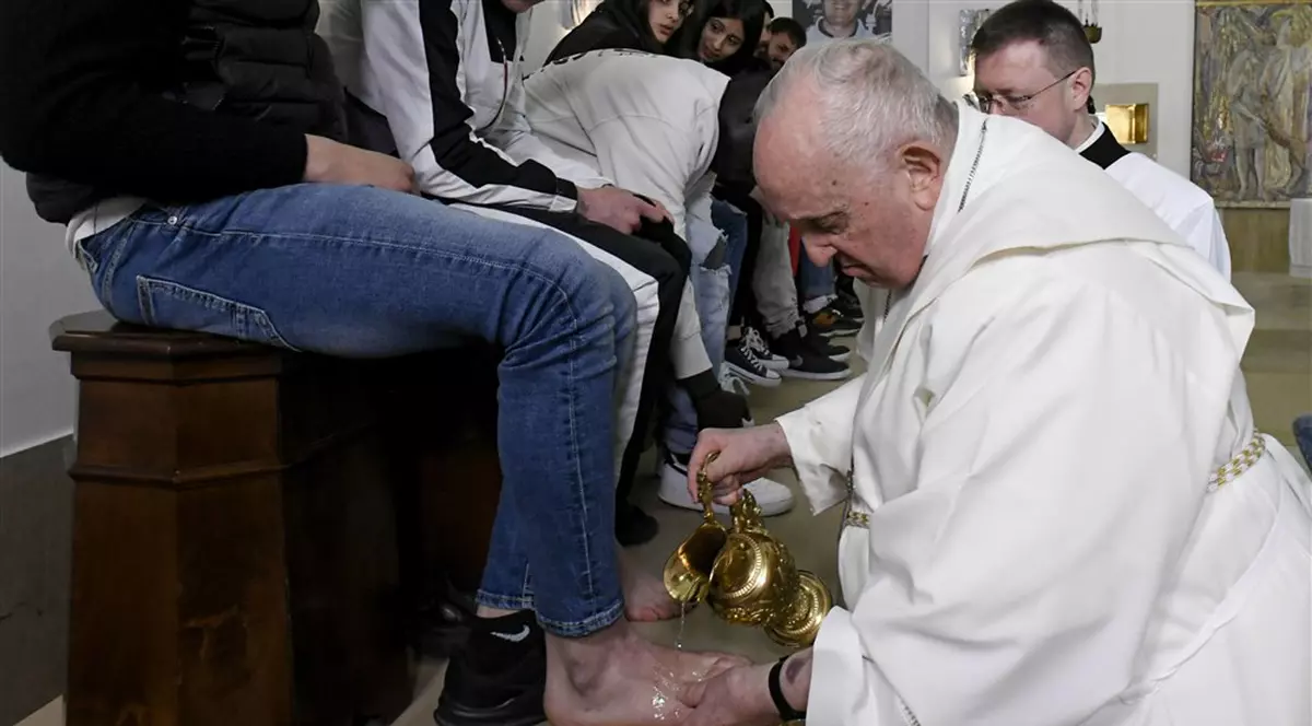 Papa Francisc a spălat picioarele unor tineri deţinuţi, între care şi un român
