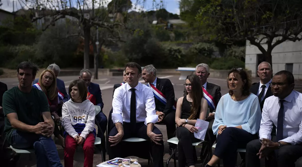 Macron le promite profesorilor creșterea salariilor cu o sumă „între 100 şi 230 de euro pe lună”, după protestele care au paralizat Franța