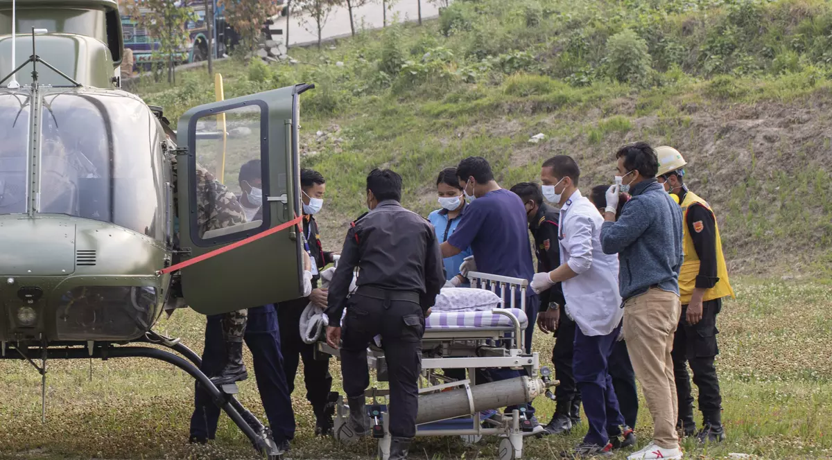 Un alpinist indian a fost găsit în viață după ce a căzut 300 de metri într-o crevasă pe muntele Annapurna