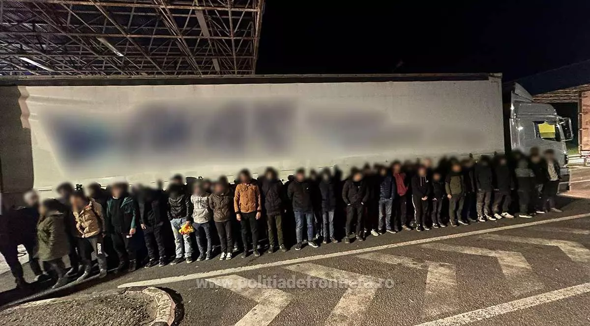 Peste 100 de migranți ascunși în două TIR-uri au fost prinși de polițiștii de frontieră în timp ce încercau să iasă din România prin vama Nădlac II