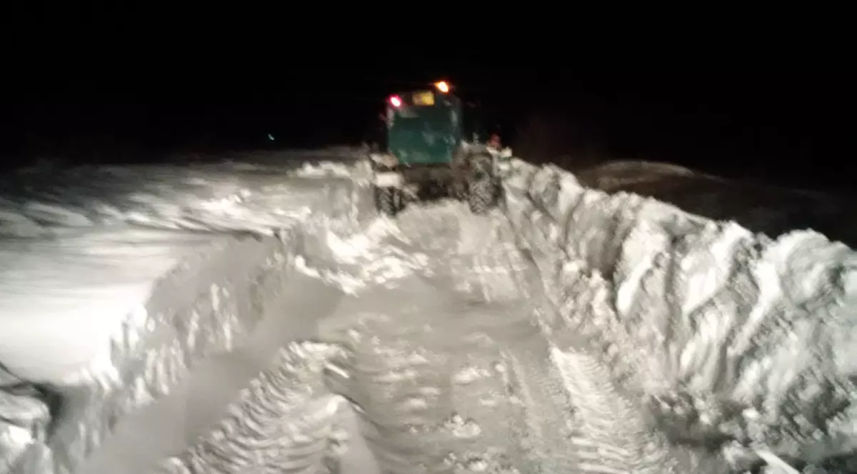 Mai multe mașini și microbuze sunt blocate pe un drum din Vaslui, unde zăpada măsoară 80 de centimetri. Pompierii intervin cu dificultate din cauza condițiilor meteo extreme