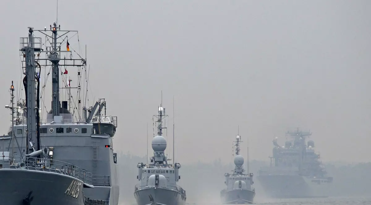 Armata cere Parlamentului acordul să cumpere submarine, nave de tip vânător de mine și să modernizeze navele purtătoare de rachete