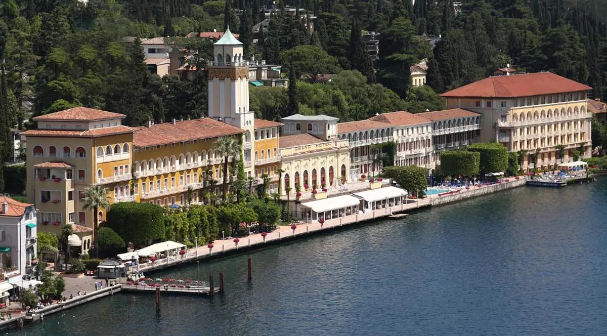 Frații Pavăl, doi dintre cei mai bogați români, cumpără un hotel istoric de pe malul lacului Garda, anunță presa din Italia