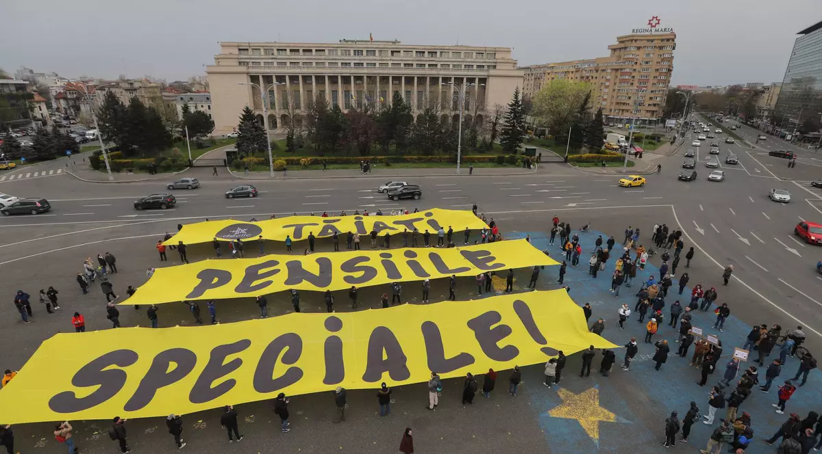 Protest în Piaţa Victoriei: „Tăiaţi pensiile speciale"