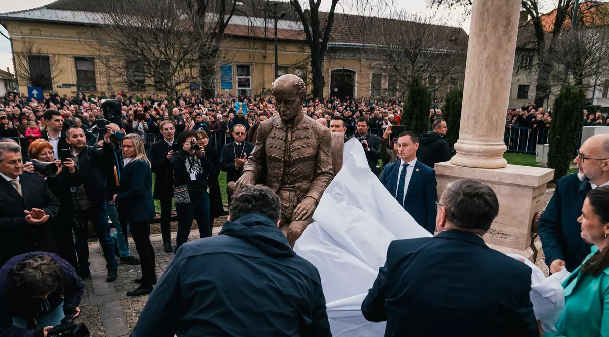 Scandal pe o inscripție în maghiară din Carei. Ministerul Culturii cere demolarea statuii unui poet maghiar, inaugurată de președinta Ungariei și Kelemen Hunor