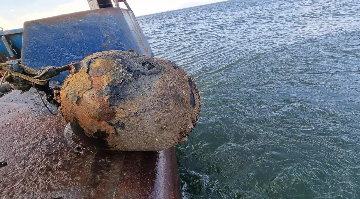 O navă de pescuit a agățat o mină, în largul Capului Midia. Forțele Navale au distrus mina din timpul celui de-Al Doilea Război Mondial