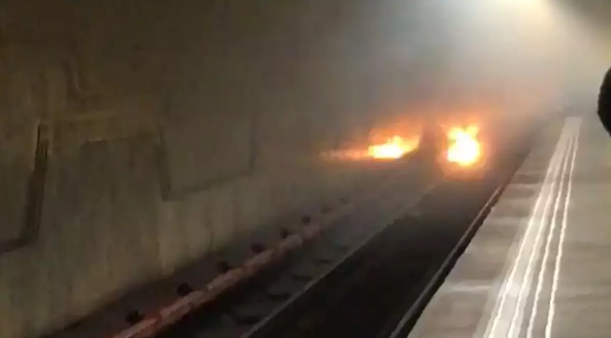 Degajare puternică de fum la staţia de metrou Costin Georgian. Călătorii au fost evacuaţi