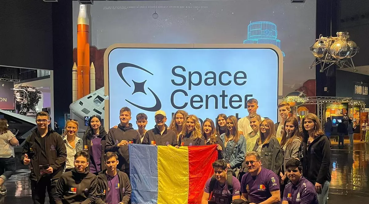 România își apără titlul la campionatul mondial de robotică din SUA. Șocul cultural al elevilor când au aterizat la Houston