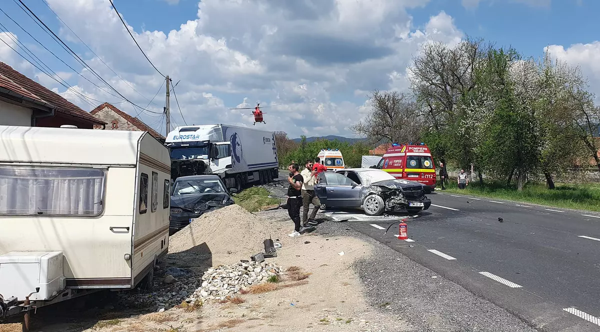 Accident grav pe DN 6, între Caransebeş şi Lugoj. O persoană a murit şi alte patru au fost rănite