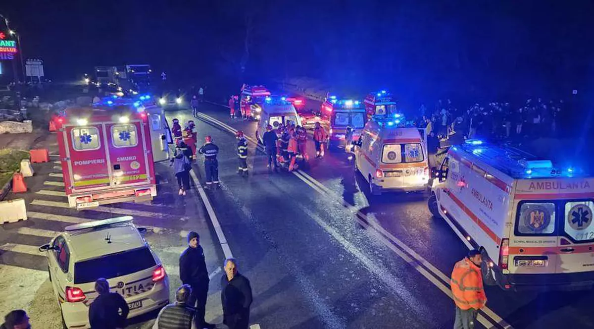 Grav accident rutier în Sibiu. Două autocare în care se aflau 90 de persoane, dintre care 84 de copii, s-au ciocnit. 33 dintre ei, duși la spital