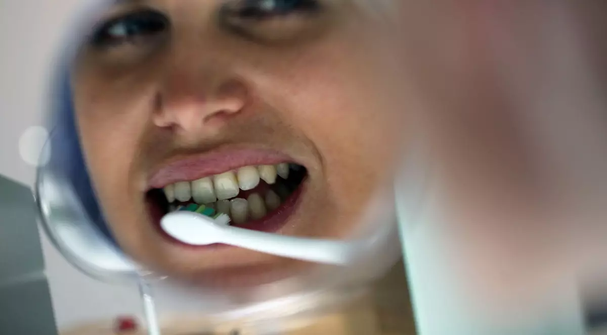 Un profesor universitar oferea gratuit cazare studentelor și le spiona la duș cu o cameră plasată într-o periuță de dinți, în Elveția