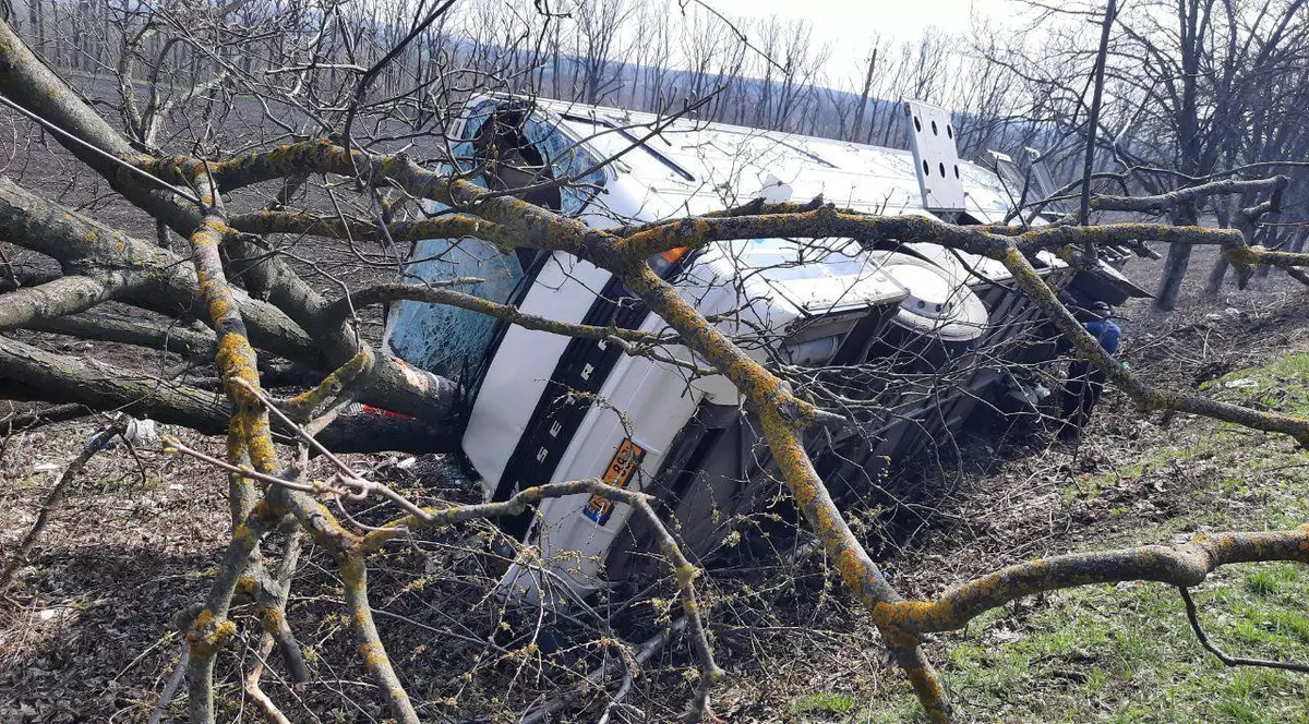 Un autocar care circula pe ruta Chișinău – Kiev s-a răsturnat. Nouă pasageri au fost transportați la spital