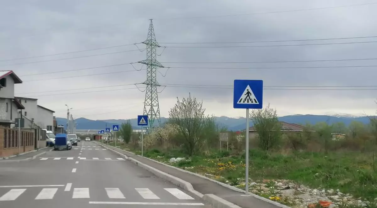 Șase treceri pentru pietoni pe 200 de metri, într-un cartier din Târgu Jiu. Autoritățile locale spun că „așa a fost proiectul”