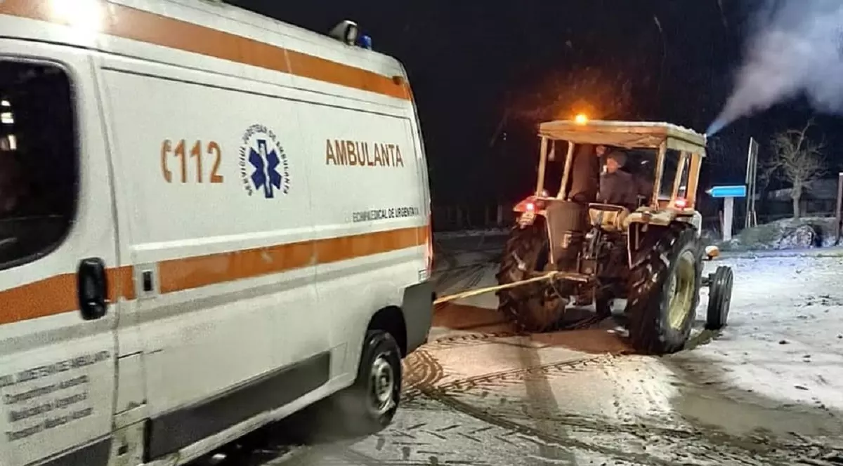 O ambulanță cu pacient, accident din cauza vremii: șoferul a derapat pe zăpadă și a intrat într-un gard. „Iarna din aprilie aduce probleme”