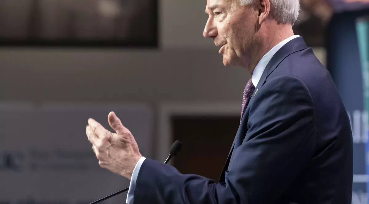 Republicanul Asa Hutchinson anunță că intră în cursa pentru prezidențiale și îi cere lui Trump să se retragă