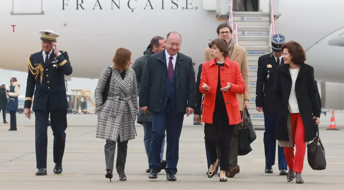 Ce a discutat ministrul Aurescu cu omologul francez la Aeroportul Otopeni, la escala lui Macron în România