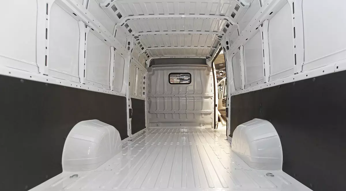 Doi curieri români din Austria au furat și duba pe care lucrau, și jumătate din televizoarele pe care le livrau și acum sunt de negăsit