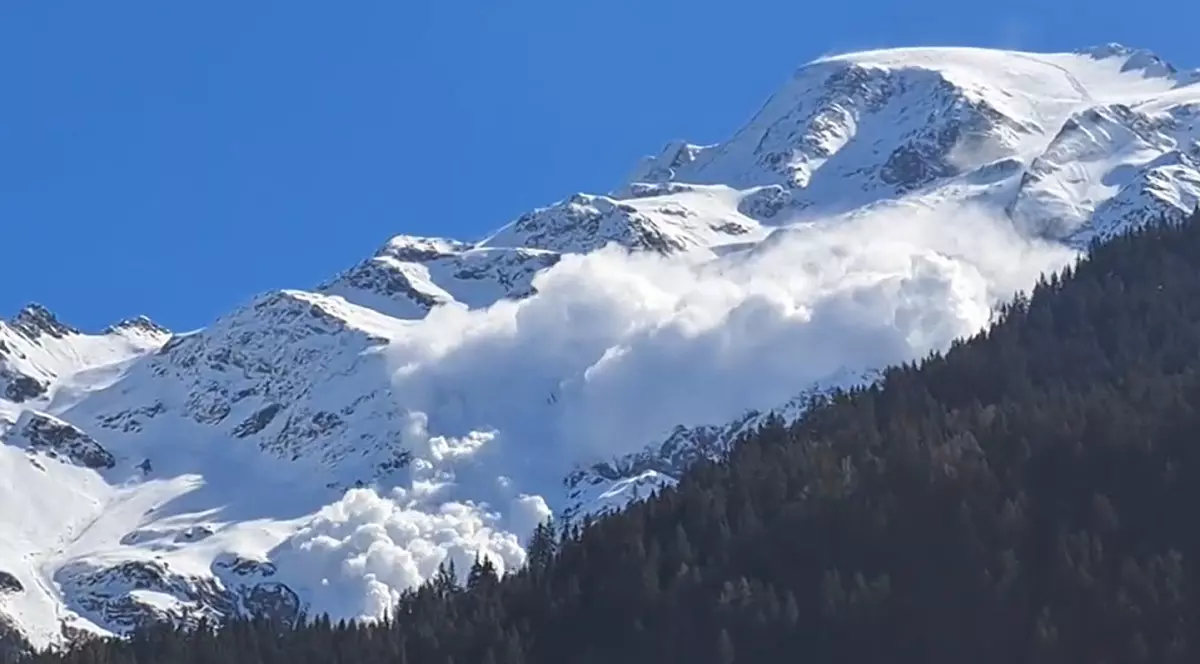 Imagini filmate cu uriașa avalanșă care a ucis șase oameni pe ghețarul Armancette, de lângă Mont Blanc: „Lungă de 1.600 m, pe o lățime de 500 m”