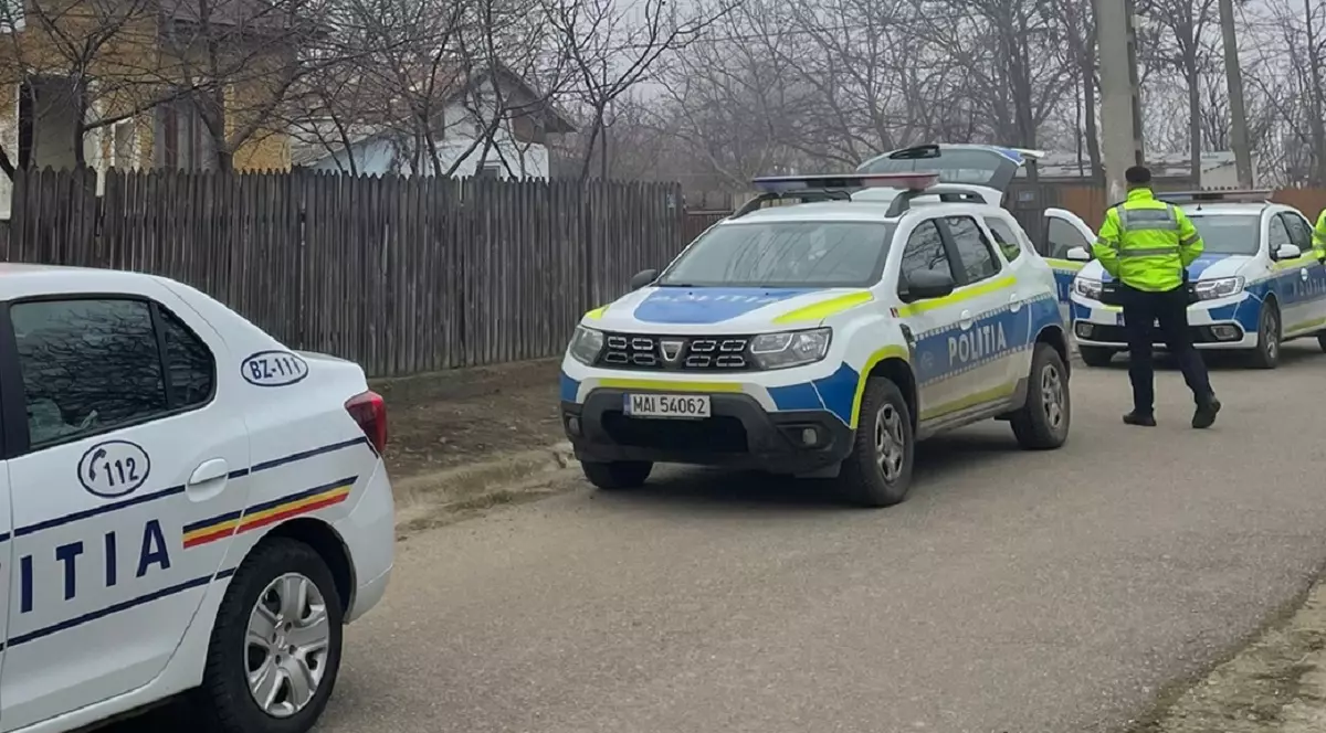 O tânără de 28 de ani cu handicap grav, ținută captivă 10 ani de părinții ei. Polițiștii au găsit-o legată cu lanțul de dulap