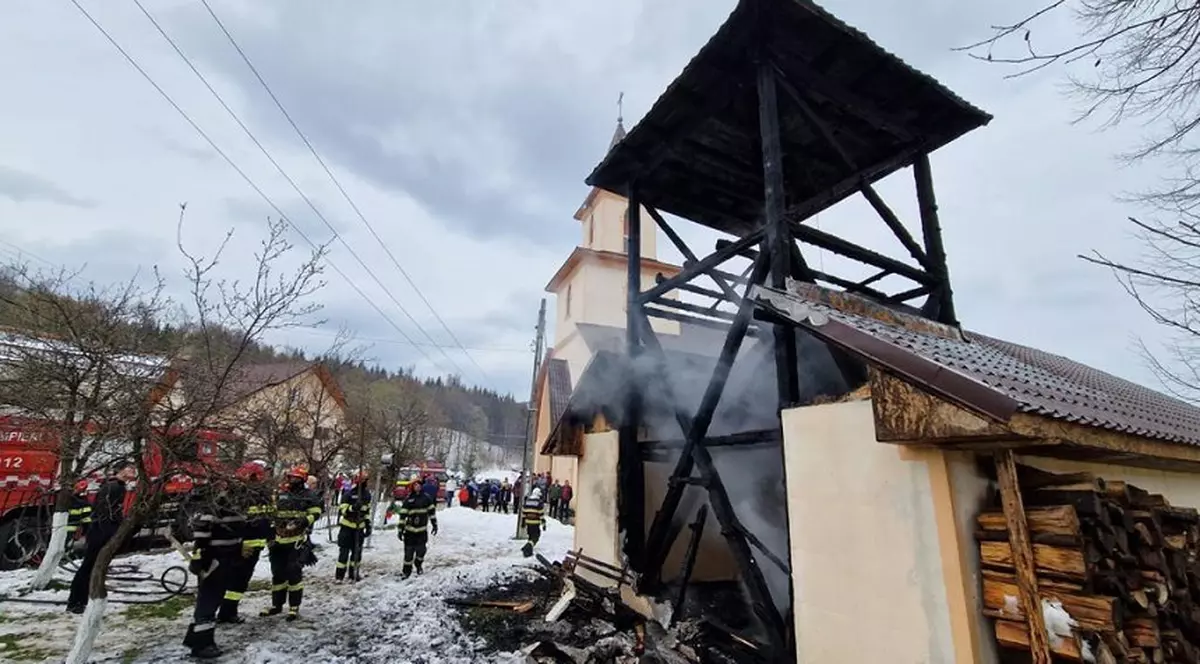 Incendiu la biserica din Căiuți. Focul, generat de un scurtcircuit, a afectat capela și clopolnița lăcașului catolic de cult