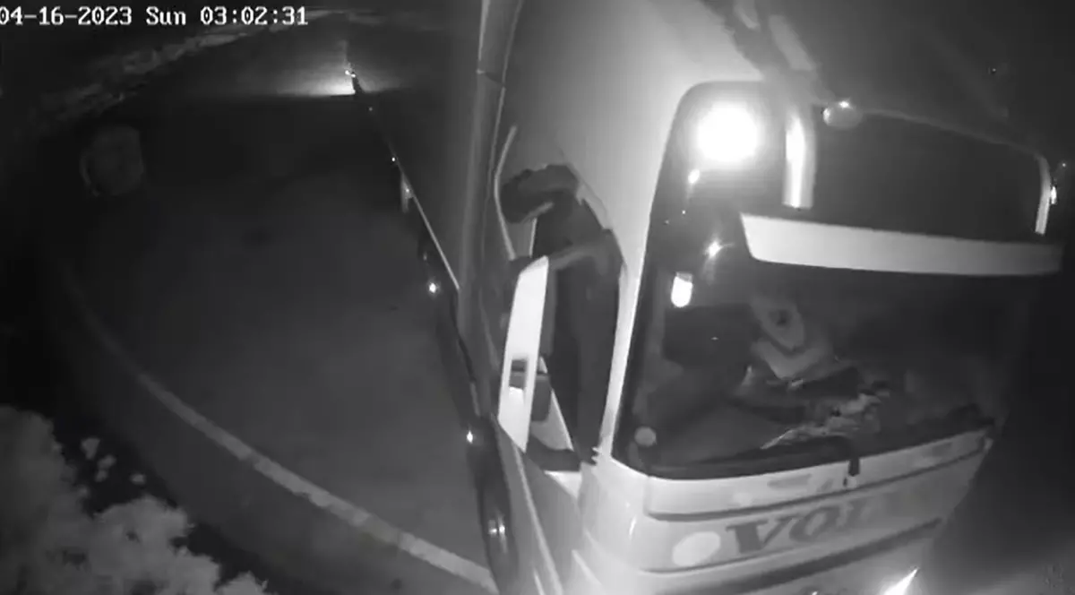 Un șofer de TIR a fost filmat chiar de camera de supraveghere pe care o fura dintr-o parcare de pe DN7, în Arad