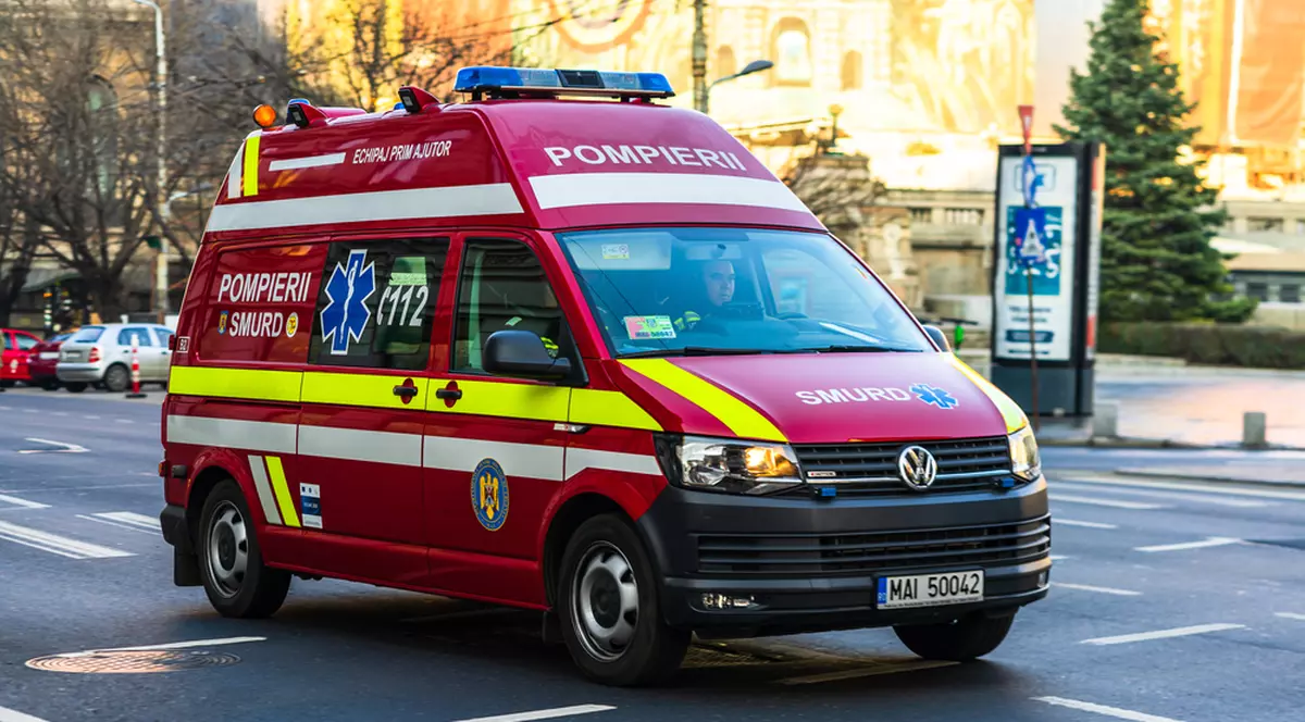 Două fete de 15 ani au murit după ce s-au aruncat în gol de pe o clădire din Lupeni. Una dintre ele și-a sunat mama înainte și i-a spus că își va lua viața