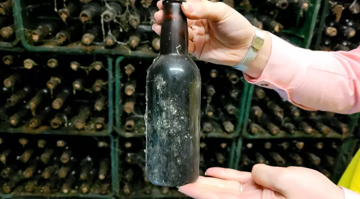 Berea produsă acum 86 de ani, pentru încoronarea anulată a regelui Edward al VIII-lea, va fi scoasă la licitație înaintea încoronării regelui Charles al III-lea