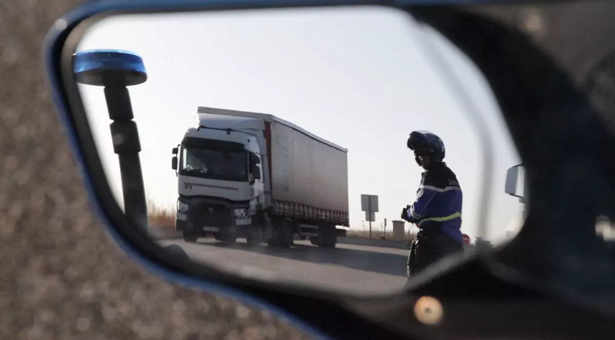 Șofer român de TIR prins luni la volan cu 3,5 alcoolemie și fără centură și condamnat marți la închisoare, în Franța
