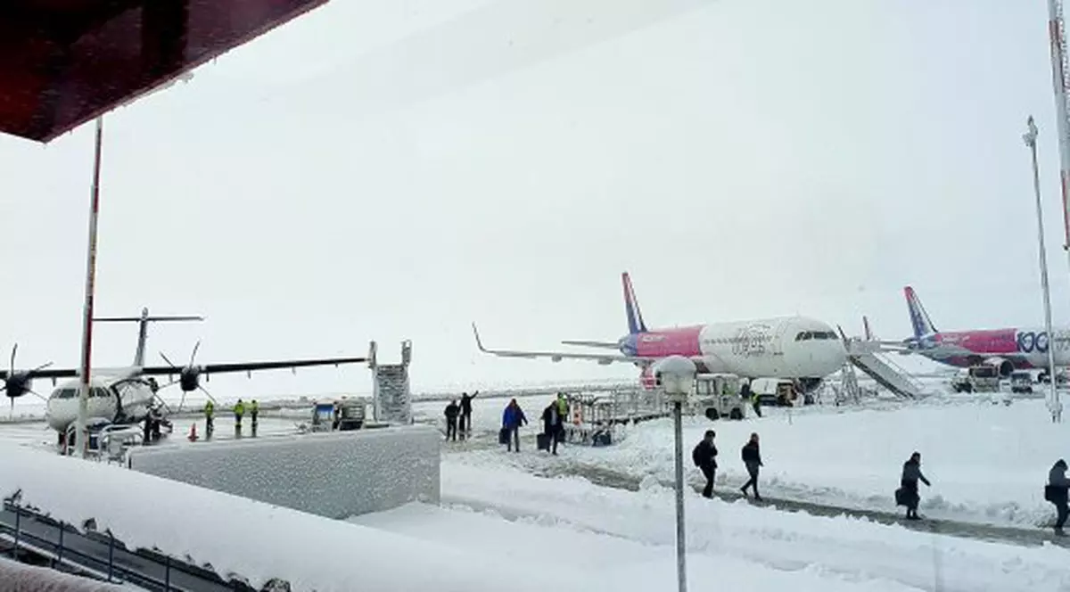 Opt curse anulate pe aeroportul din Iași din cauza ninsorii și a viscolului. Alte zboruri au întârzieri de câteva ore