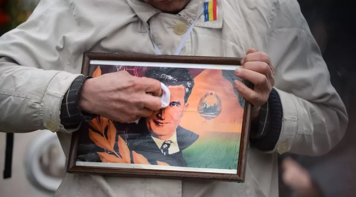 Un sondaj care ne dă fiori. În țara lui „dă-ne și nouă ceva”, românii visează la un fel de Nicolae Ceaușescu al II-lea