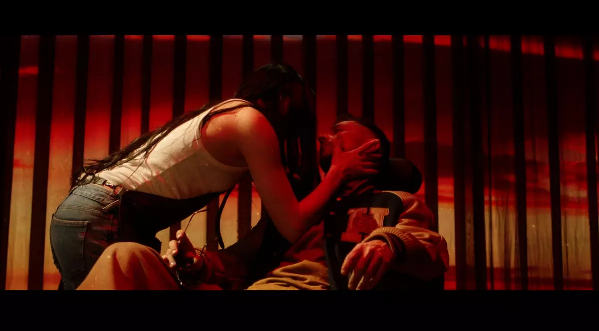 Tudor Ionescu, în tandrețuri cu o dansatoare misterioasă. Noul videoclip al artistului vine cu imagini provocatoare