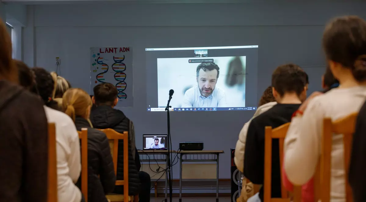 Elevă din județul Iași către un reputat cercetător de la Cambridge: „Mama mea este bolnavă de cancer și nimic nu funcționează...” 