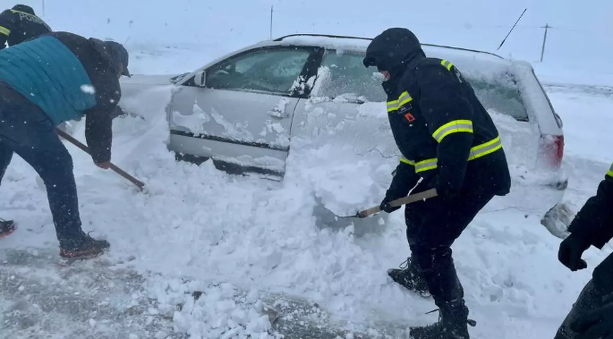 Episod de iarnă la început de aprilie. Ce drumuri sunt blocate de viscol și unde stratul de zăpadă a ajuns la 30 cm