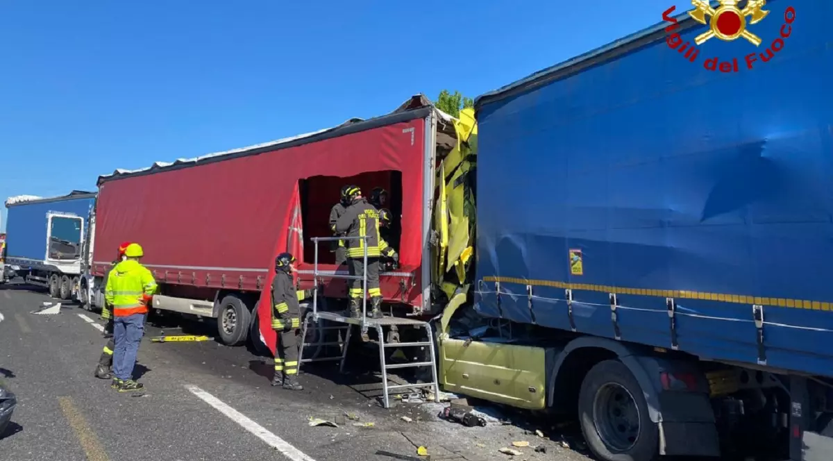 Șofer român de TIR mort, după ce un coleg croat a pus camionul de-a latul pe autostradă, ca să evite un blocaj în trafic, în Italia