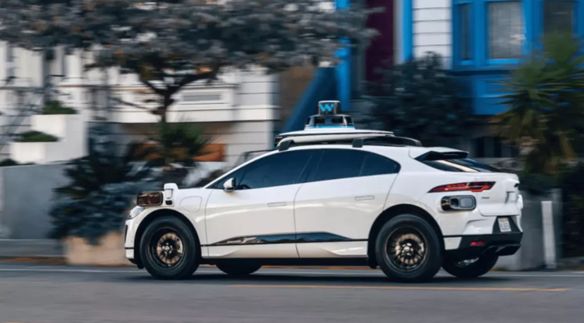 Mai au de lucru: mașinile autonome testate în San Francisco încurcă transportul public