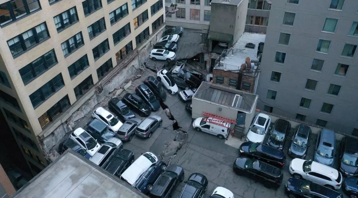 O parcare supraetajată din New York s-a prăbușit. Cel puțin o persoană a murit