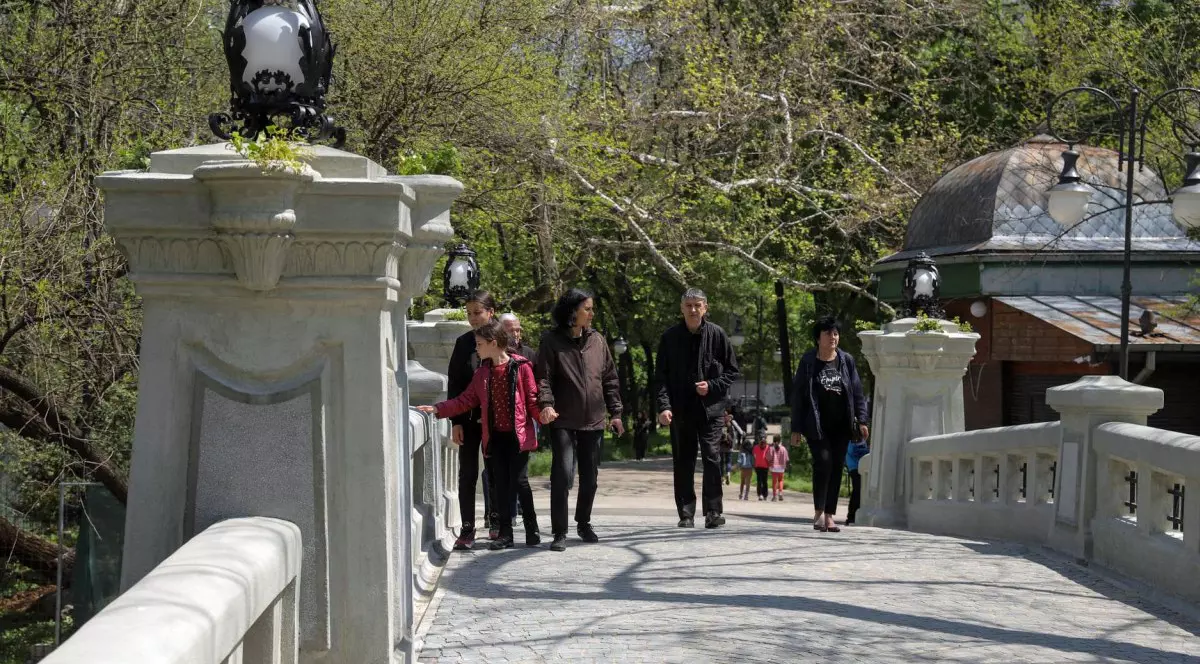 Bucureștenii și turiștii se pot plimba din nou pe Podul Mare din Cişmigiu, care a fost consolidat şi renovat. Foto: Vlad Chirea / Libertatea