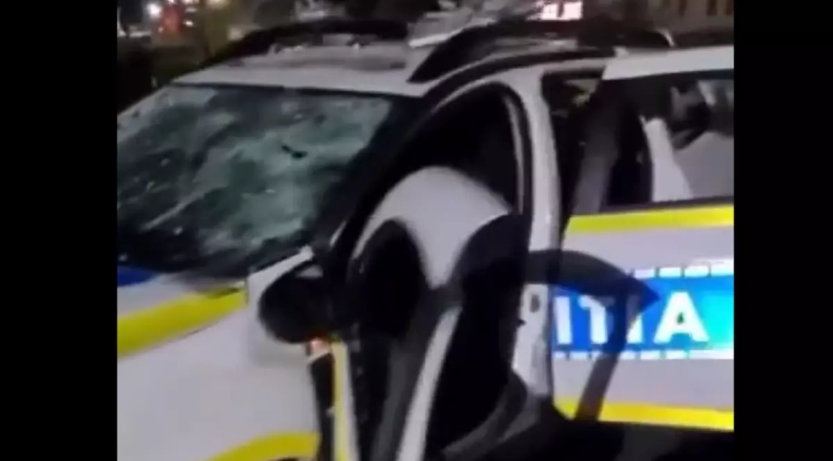 „Nu suport poliția”, explicația unui bărbat din Caraș-Severin care a făcut praf cu ciocanul Dusterul agenților de la el din comună