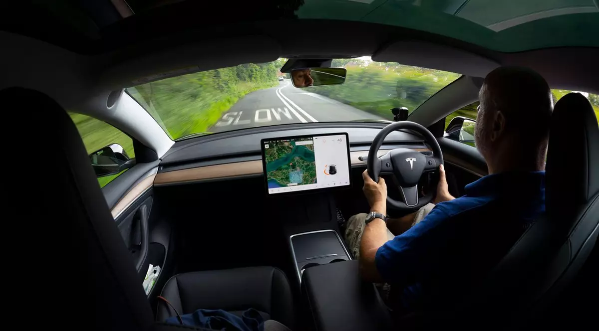 Un român a ajutat la prinderea unor hoți în Italia, după ce a filmat jaful cu camerele mașinii sale Tesla