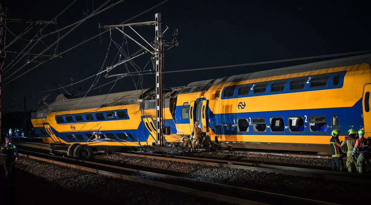 Un tren de călători a deraiat și a luat foc în Olanda. Cel puțin un deces și 30 de răniți