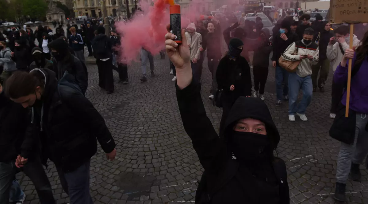 Macron vrea „să împace” Franța, după ce a promulgat rapid reforma pensiilor. Francezii îi promit „președintelui haosului” noi proteste