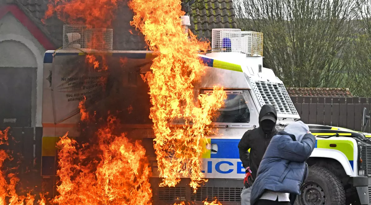 Violențe în Irlanda de Nord, cu o zi înainte de vizita lui Joe Biden. O mașină a poliției a fost atacată cu cocktailuri Molotov