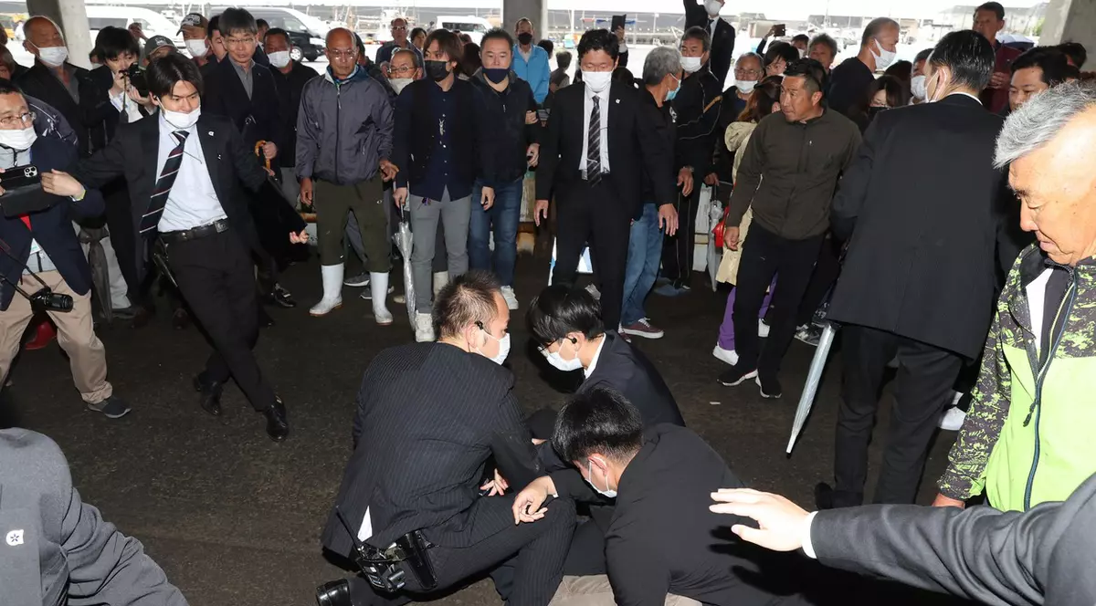 Explozie în timpul unui discurs al premierului japonez. Un bărbat l-a atacat cu o fumigenă - VIDEO
