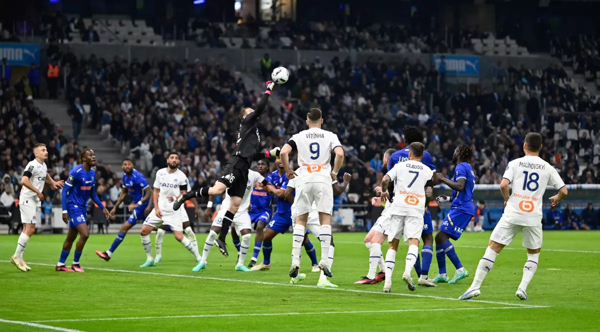 O tânără din Franța care nu a vrut să-și lase prietenul la meci a sunat la poliție. „Vrea să arunce în aer totul în Marsilia”