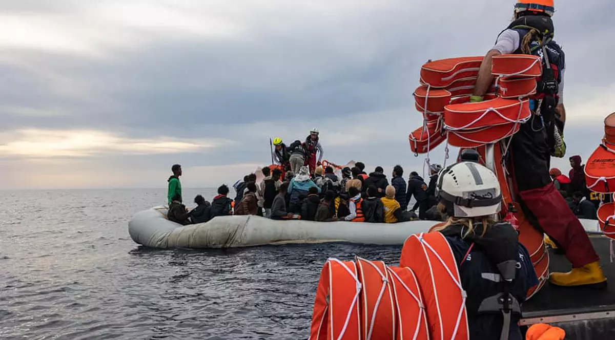 92 de migranți înghesuiți într-o barcă pneumatică în derivă, salvați în ultimul moment, din Marea Mediterană