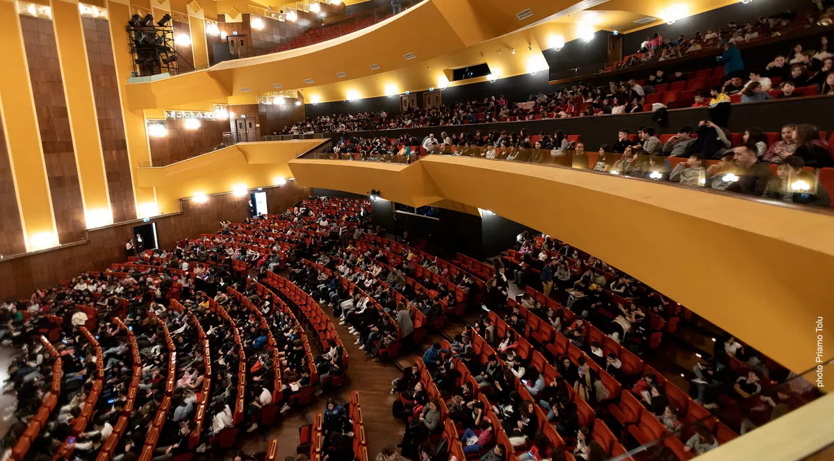 Controversa „șaorma la teatru”. Ce spune eticheta și de ce putem mânca la cinema, dar nu și în sala de spectacol. „Trebuie să respectăm actul artistic”