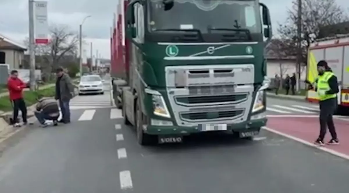 Doi copii şi tatăl lor, spulberaţi de TIR pe o trecere de pietoni din Leţcani. Un băiețel de 3 ani a murit