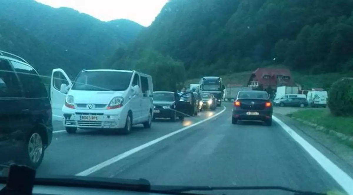 Traficul pe centura Călimăneşti, reluat după două zile. Circulaţia a fost oprită din cauza căderilor de pietre de pe versanţi