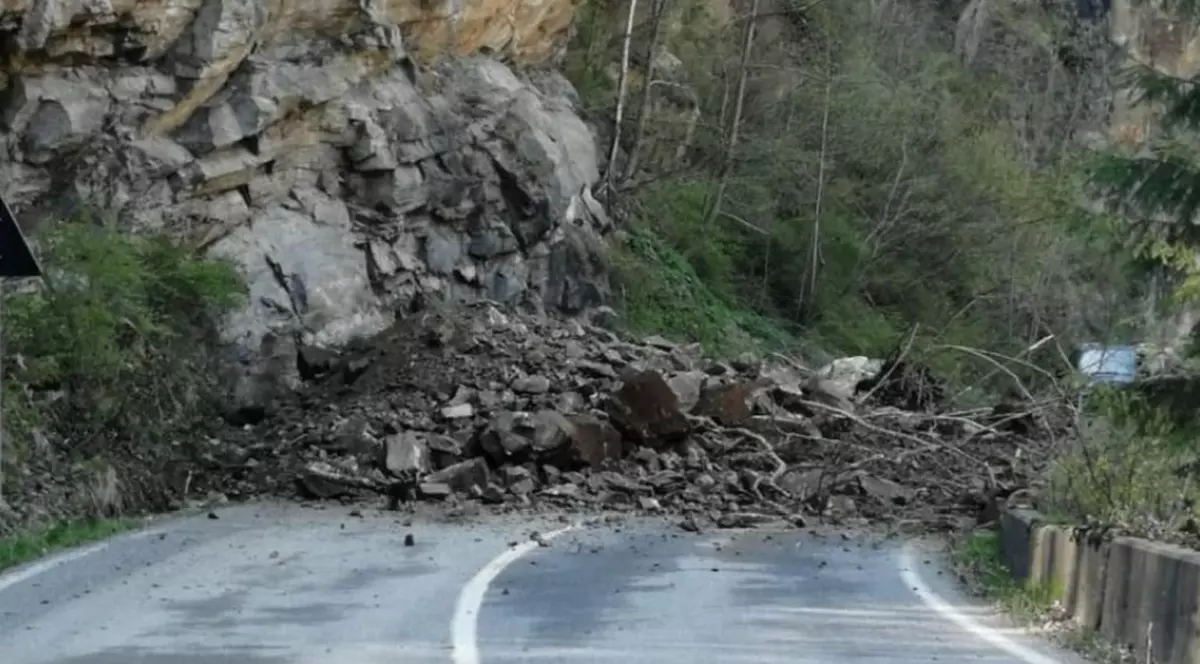 Transalpina, blocată din nou de o alunecare de teren. CNAIR dă vina pe schimbările climatice și promite plase de siguranță